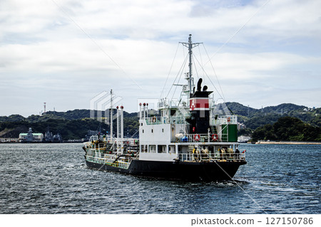 An oil tanker sailing in the naval base bay at Nagaura Port, Yokosuka City, Kanagawa Prefecture 127150786