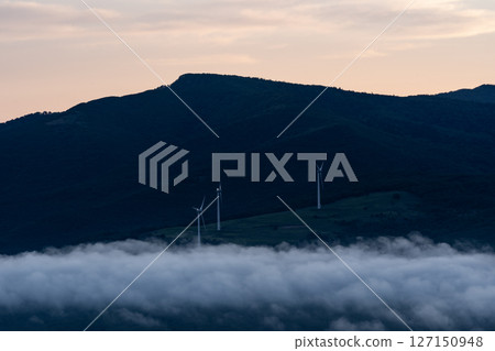 雲海的風力發電 127150948
