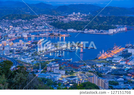 （長崎縣）從弓張岳展望台眺望佐世保市中心的夜景 127151708