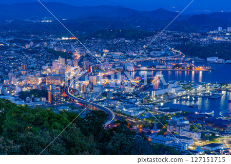 (長崎縣)從弓張岳展望台眺望佐世保市中心的夜景 (長崎縣)從弓張岳展望台眺望佐世保市中心的夜景 127151715