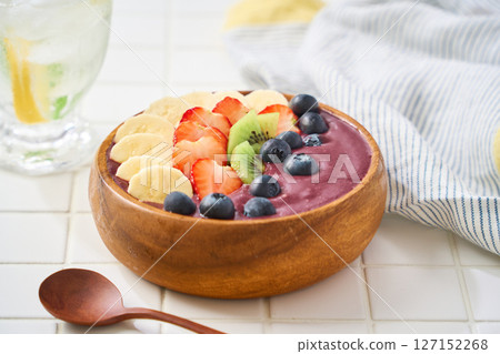 香蕉草莓巴西莓碗 127152268