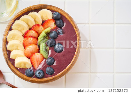 Banana and strawberry acai bowl 127152273