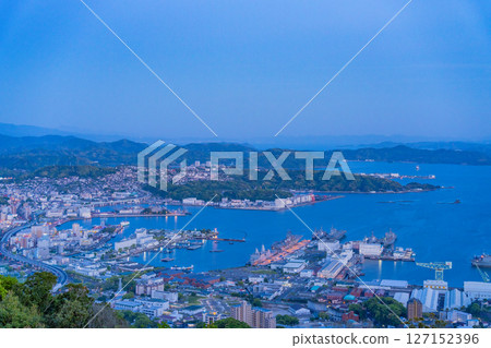（長崎縣）從弓張岳眺望台眺望佐世保市中心的夜景 127152396