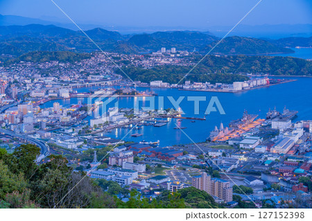 （長崎縣）從弓張岳眺望台眺望佐世保市中心的夜景 127152398