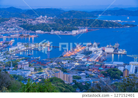 （長崎縣）從弓張岳眺望台眺望佐世保市中心的夜景 127152401