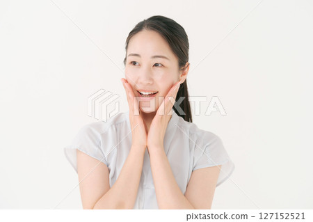 一位二十多歲的女性正在進行皮膚護理 一位二十多歲的女性正在進行皮膚護理 127152521