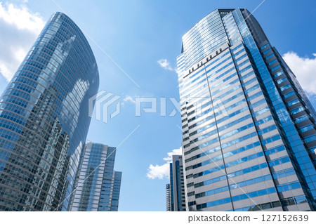 摩天大樓映襯著藍天，窗戶上倒映著雲彩 127152639