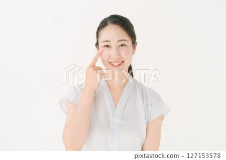 A young woman with a smile 127153578