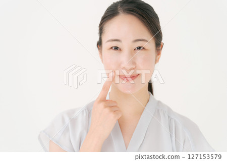 A young woman with a smile 127153579