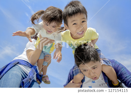 四個人在公園裡玩 127154115