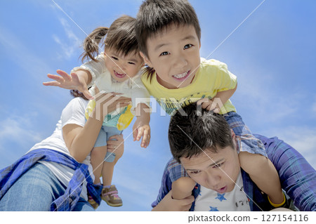 四個人在公園裡玩 127154116