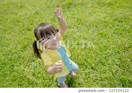 在公園草地上玩耍的女孩 127154122