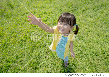 在公園草地上玩耍的女孩 127154123