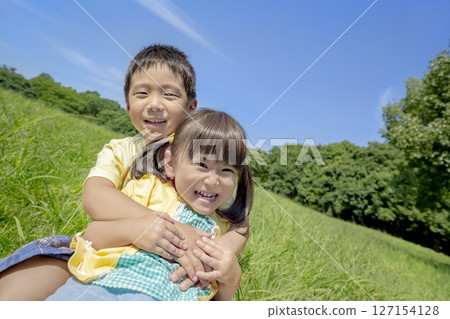兄妹倆在公園的山上玩耍 127154128