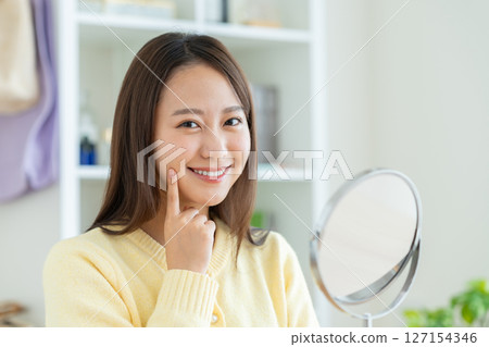 年輕女子照鏡子 年輕女子照鏡子 127154346