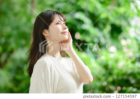 Middle-aged woman, skin care, fresh greenery 127154597