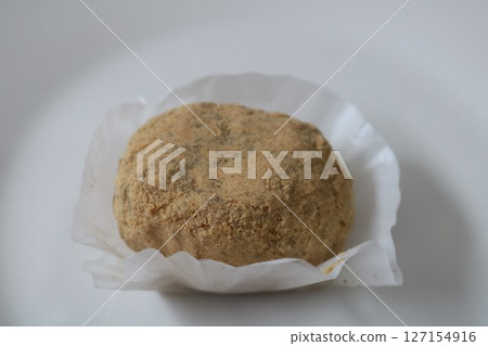 春分時節的黃豆粉紅飯糰 127154916