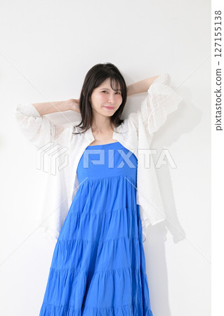 站立與微笑的婦女 127155138