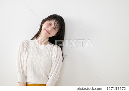 A woman with a smile 127155572