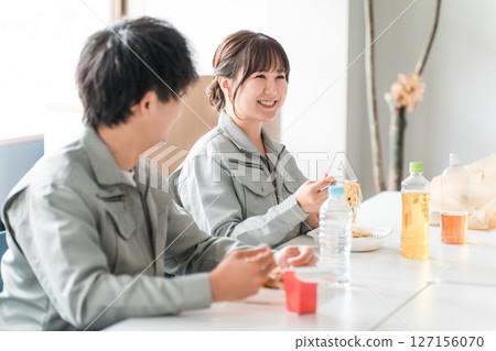 休息室裡的午餐,商人和女士們吃著便當 休息室裡的午餐,商人和女士們吃著便當 127156070