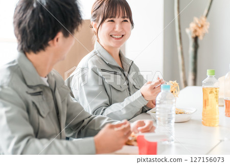 休息室裡的午餐,商人和女士們吃著便當 休息室裡的午餐,商人和女士們吃著便當 127156073