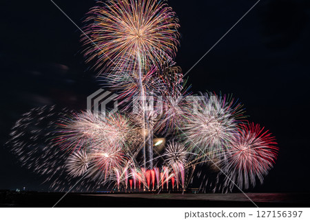 Chigasaki Southern Arts Fireworks Festival: Beautiful fireworks light up the night sky of Chigasaki 127156397