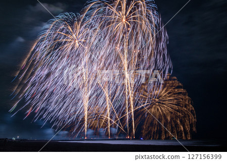 Chigasaki Southern Arts Fireworks Festival: Beautiful fireworks light up the night sky of Chigasaki Chigasaki Southern Arts Fireworks Festival: Beautiful fireworks light up the night sky of Chigasaki 127156399
