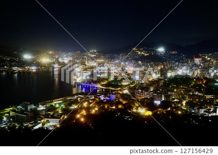 從瞭望台欣賞長崎夜景（長崎縣長崎市） 127156429
