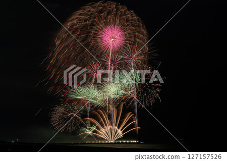 Chigasaki Southern Arts Fireworks Festival: Large fireworks in the Chigasaki night sky 127157526