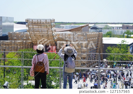 一位女士眺望世博園區 127157565