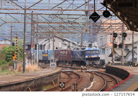 EF210牽引的貨運列車經過開太地站 EF210牽引的貨運列車經過開太地站 127157654