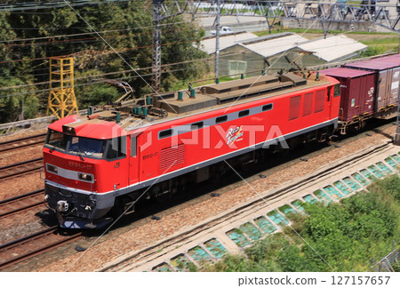 一列由EF510牽引的貨運列車經過大山崎町。 一列由EF510牽引的貨運列車經過大山崎町。 127157657