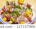 新鮮的生魚片拼盤 127157960