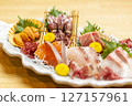 新鮮的生魚片拼盤 127157961