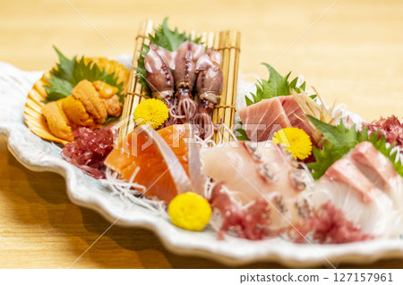 新鮮的生魚片拼盤 新鮮的生魚片拼盤 127157961