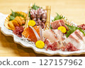 新鮮的生魚片拼盤 127157962