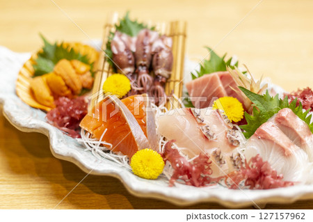 新鮮的生魚片拼盤 127157962