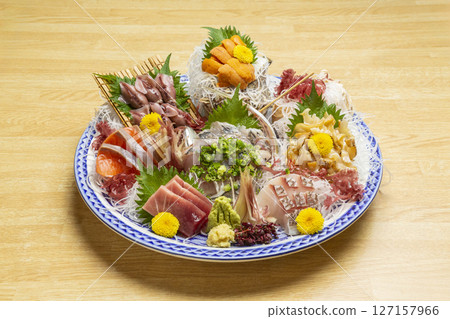 新鮮的生魚片拼盤 新鮮的生魚片拼盤 127157966