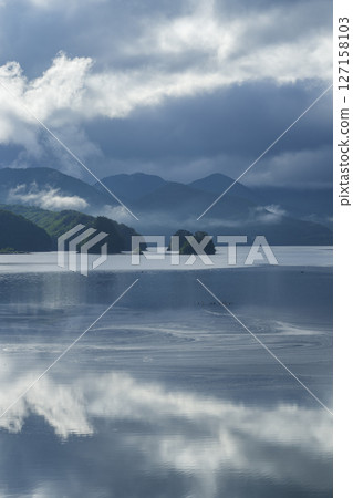 多雲的早晨風景 127158103