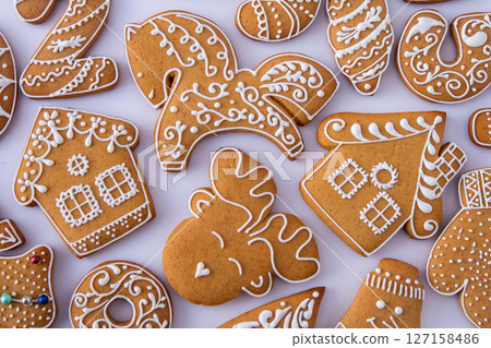 Gingerbread decorated with white sugar glaze. Food background. Christmas cookies. 127158486