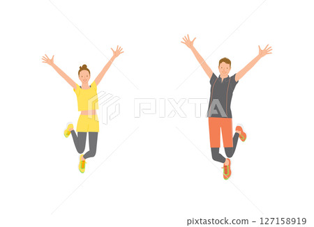 運動圖：微笑的年輕男女舉起雙臂跳躍 01 127158919