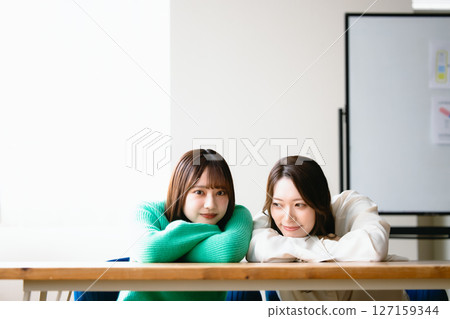 女大學生 女大學生 127159344