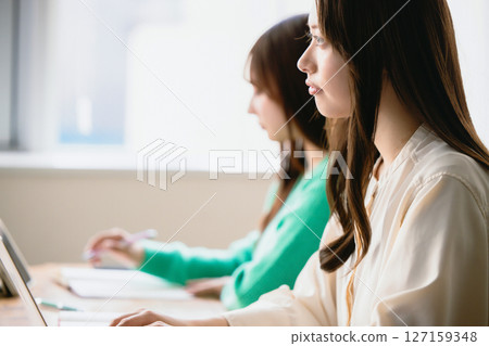 正在上課的大學生 127159348