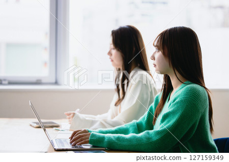 正在上課的大學生 正在上課的大學生 127159349