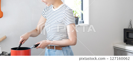 在廚房做飯的女人 127160062