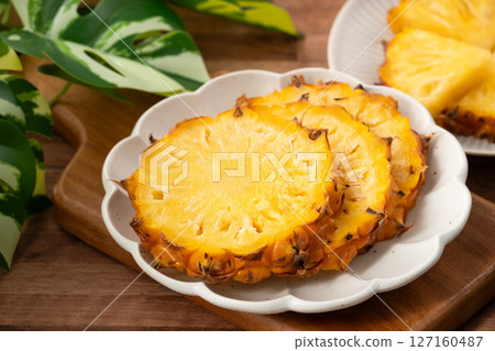 pineapple tropical leaves bowl cut slices pineapple chucks bowl パイナップル 127160487