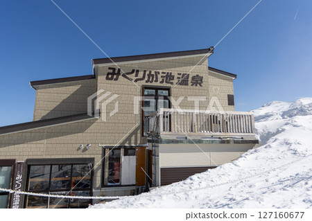 Mikurigaike Onsen in snow-covered Mt. Tateyama and Murodo Mikurigaike Onsen in snow-covered Mt. Tateyama and Murodo 127160677