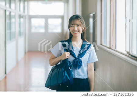 站立在學校走廊的高中女孩 127161326