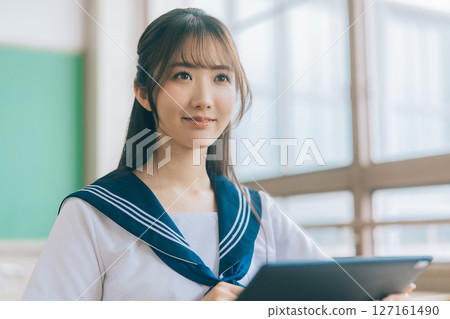 高中生在課堂上使用平板電腦 127161490