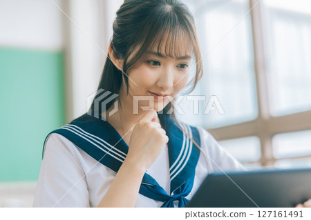 高中生在課堂上使用平板電腦 127161491